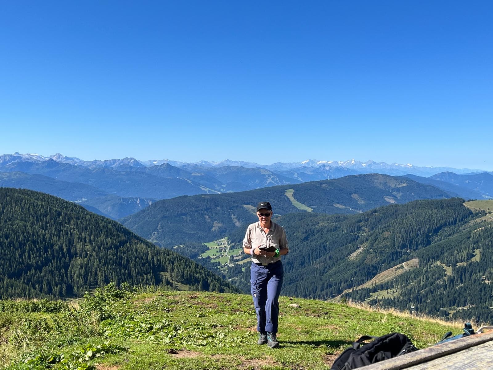 Katharina Hannesschläger auf einem Berggipfel mit weitem Blick über die Alpen